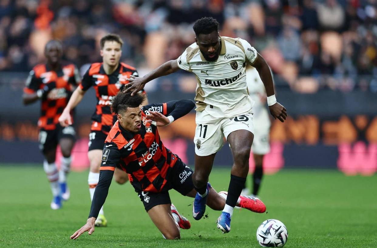 天助洛里昂爆冷击败朗斯:法甲第10逆转法甲第2,登顶梦碎